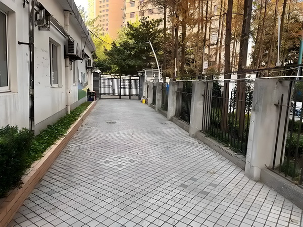 演硬汉成名却情路坎坷，8年不敢谈恋爱，遇小10岁的她成宠妻狂魔